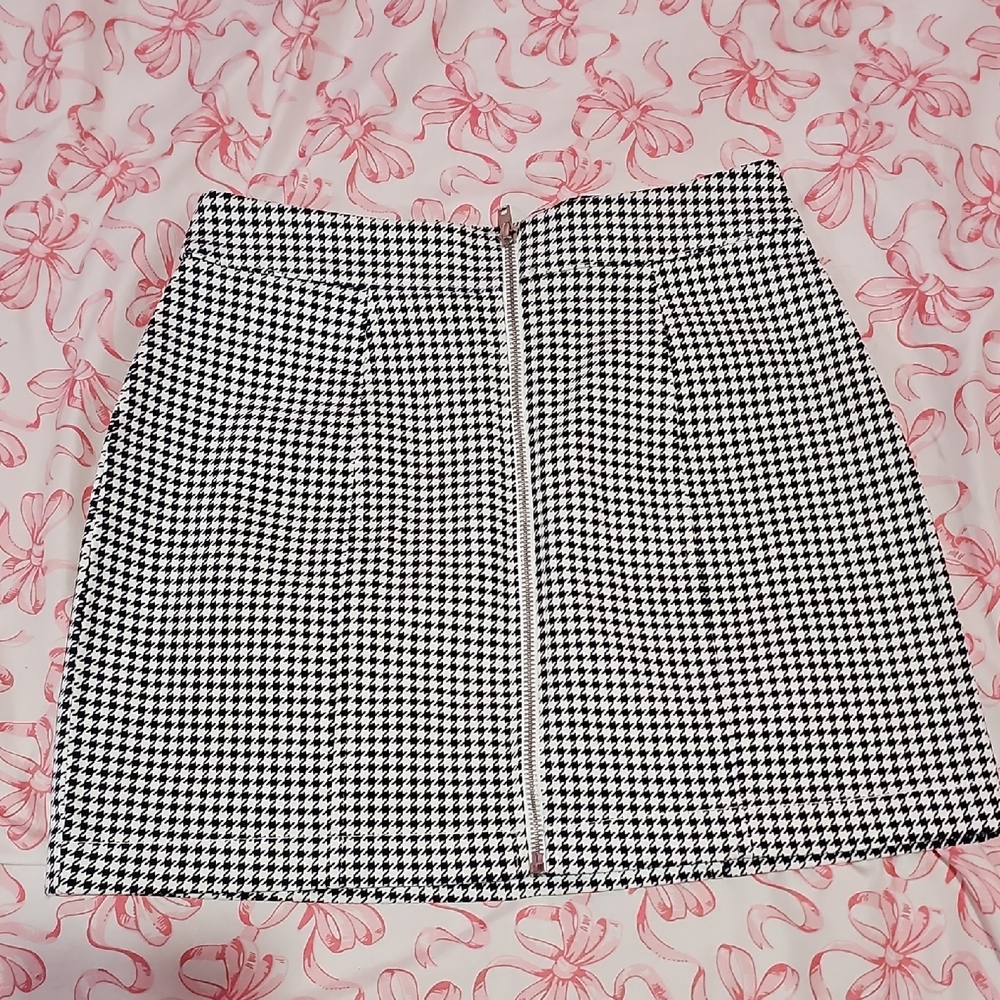 Forever 21 Black and White Houndstooth Mini Skirt